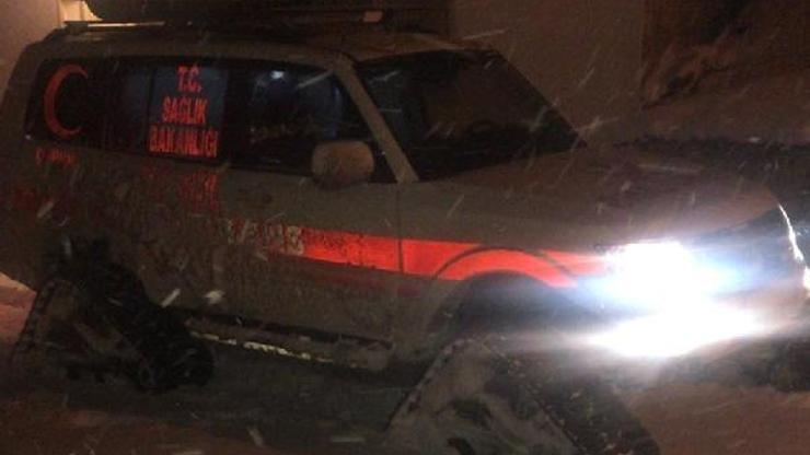 Kar yolları kapattı, Mustafa'nın imdadına paletli ambulans yetişti