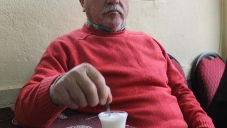 Kahvede çay yerine süt içiyorlar Kahvede çay yerine süt içiyorlar