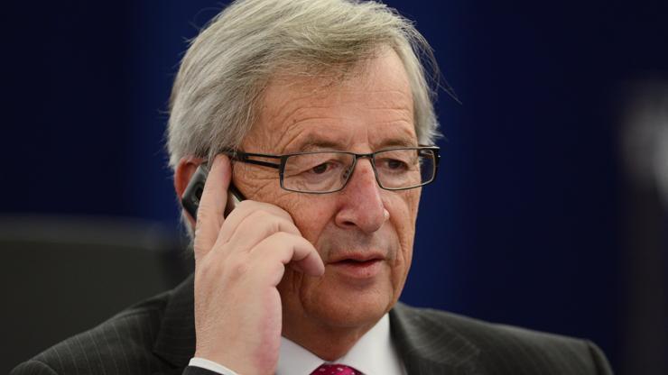AB Komisyonu Başkanı Juncker kürsüde eşiyle konuştu