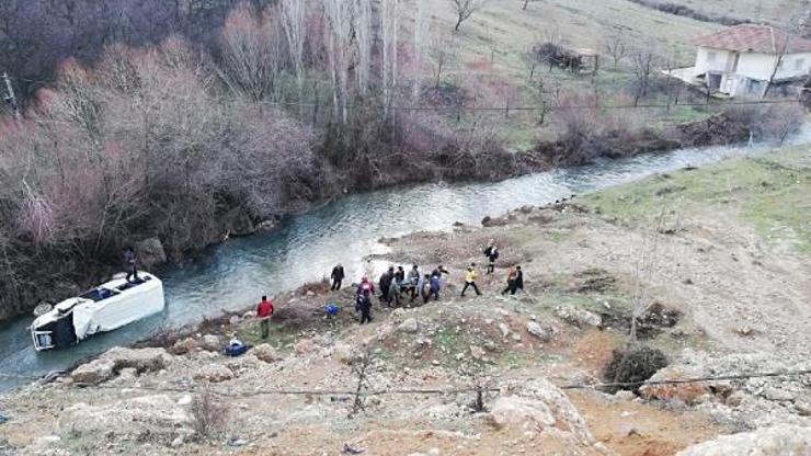 Minibüs dereye düştü: 2 yaralı