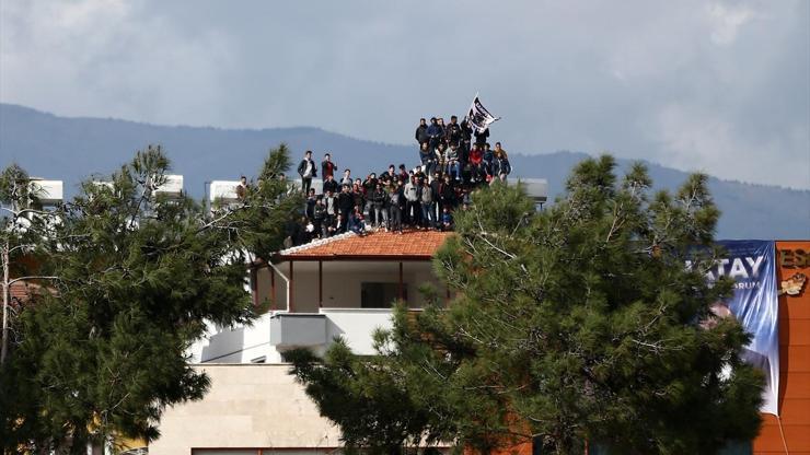 Hatayspor-Galatasaray maçında çevredeki binalar doldu taştı