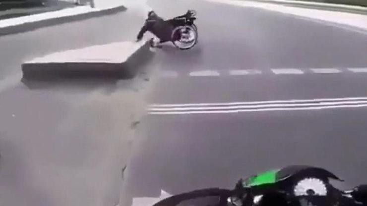 Tekerlekli sandalyedeki engelli yola düştü