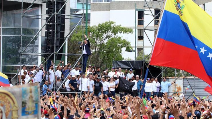 Guaido Venezuelaya döndü, halkı yine sokağa çağırdı