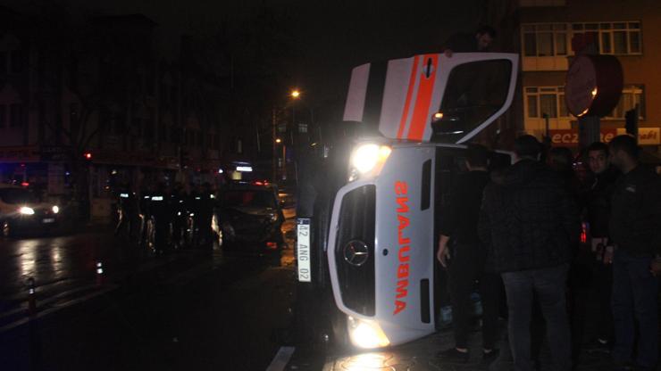 Ambulansla polis aracı çarpıştı: 5 yaralı