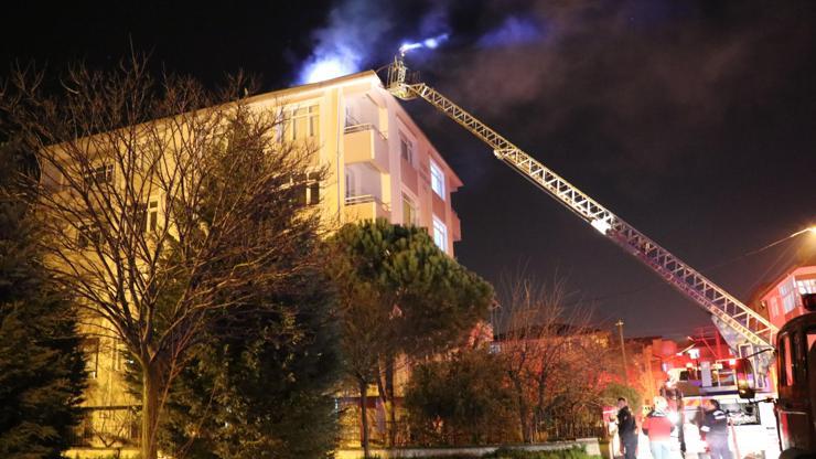 5 katlı binanın çatısında çıkan yangın mahalleliyi sokağa döktü