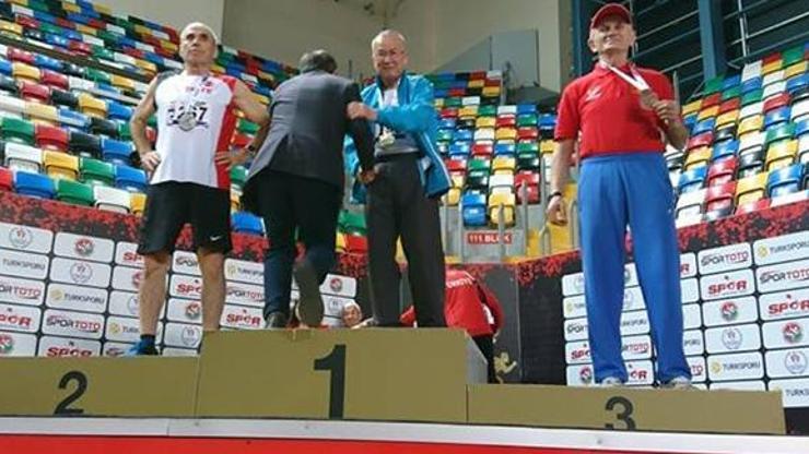 70 yaşındaki atlet Ali Demirhandan Türkiye rekoru
