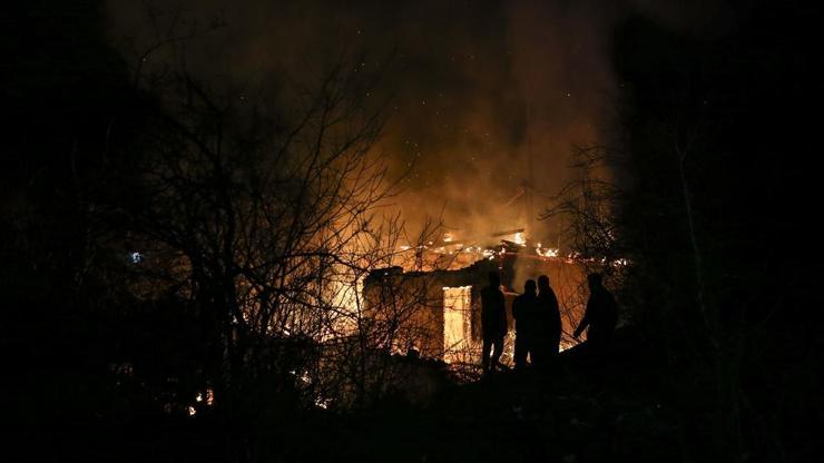 Ankarada devrilen mum iki evi kül etti