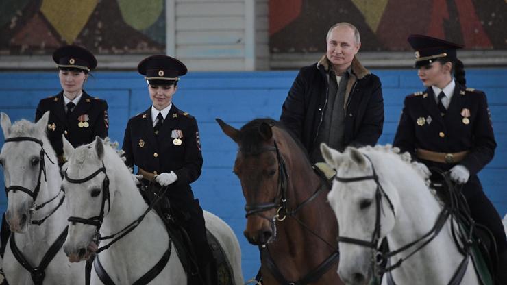 Putinden erken Dünya Kadınlar Günü kutlaması