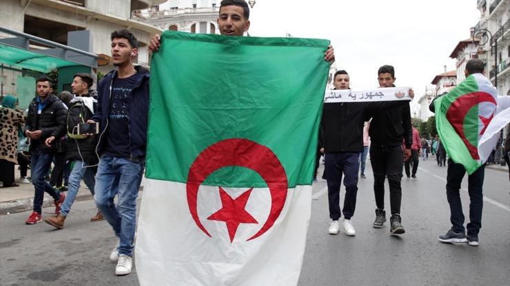 Cezayirde Buteflika karşıtı gösteride 112 polis yaralandı
