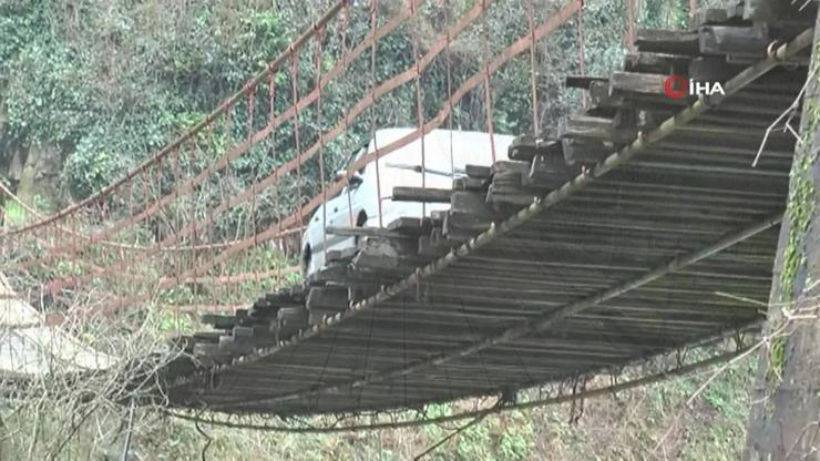 Köylülerin asma köprüde tehlikeli yolculuğu