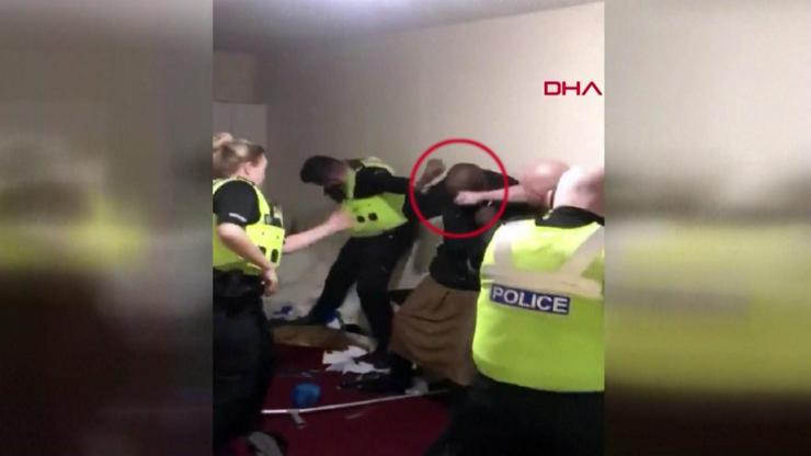İngiliz polisi siyahi genci sprey kutusu ile darp etti