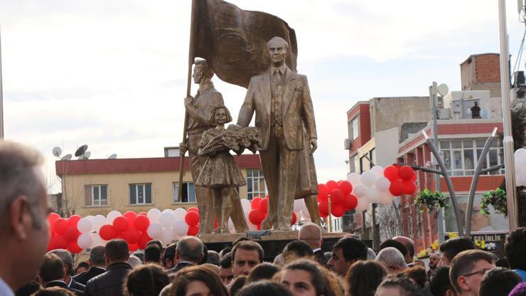 Batman Cumhuriyet Meydanıda 5 metrelik Atatürk heykeli