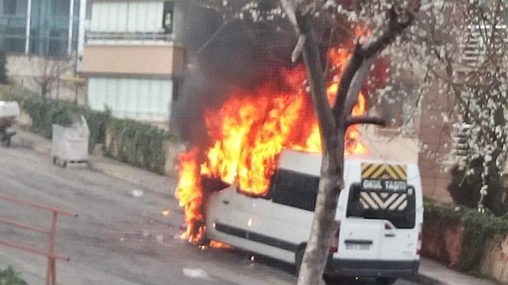 Korku dolu anlar... Öğrencilerin içinde bulunduğu servis bir anda alev aldı