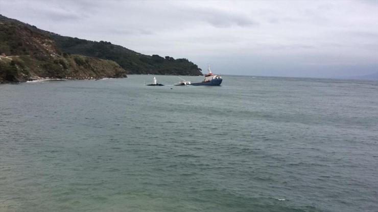 Marmara Adası açıklarında su alan gemi karaya oturdu