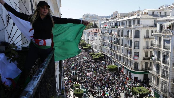 Cezayirde Buteflika karşıtı gösteriler sürüyor
