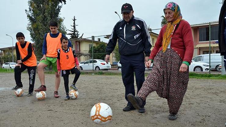 79 yaşındaki Altın Ninenin futbol aşkı