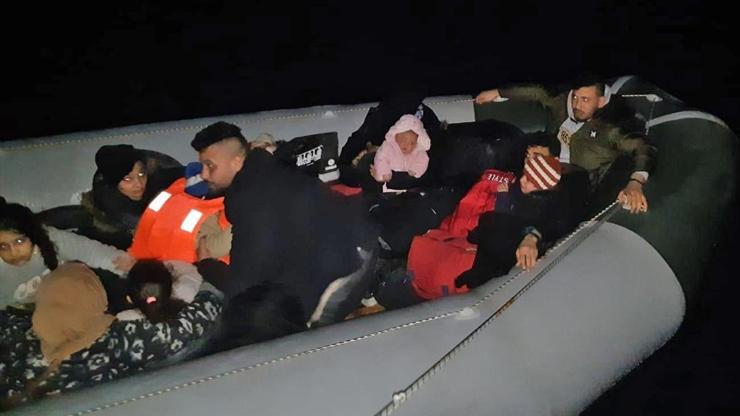 Lastik botta 22 göçmen yakalandı