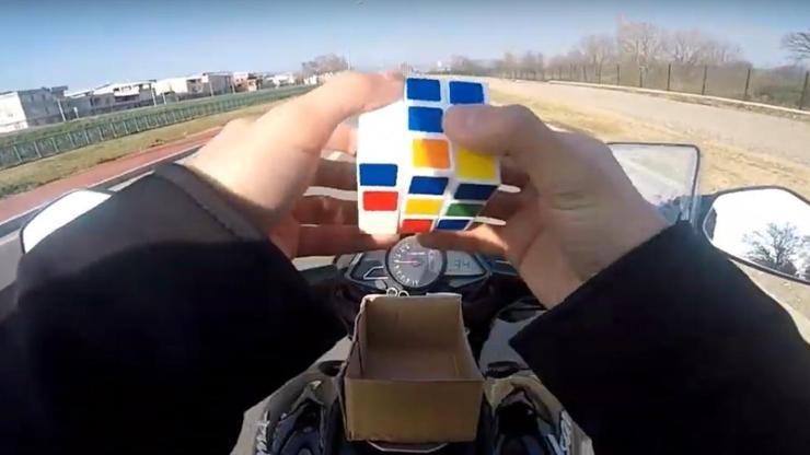 Motosikletle hareket halindeyken rubik küpü çözdü