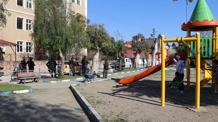 Çocuk parkında çim biçerken kafasına saçma isabet etti