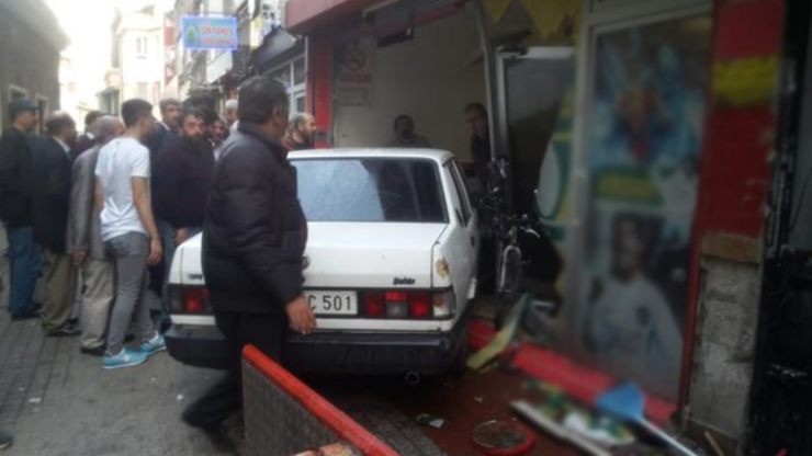 Çocuk sürücü ganyan bayiine daldı: 2 kişi ağır yaralandı