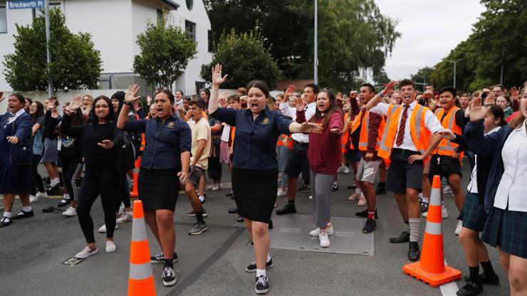 Yeni Zelandada liseli gençlerden hayatını kaybedenler anısına haka dansı
