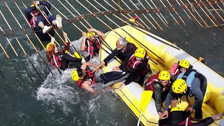 Raftingde korku dolu anlar... Turistler bağırarak yardım istedi