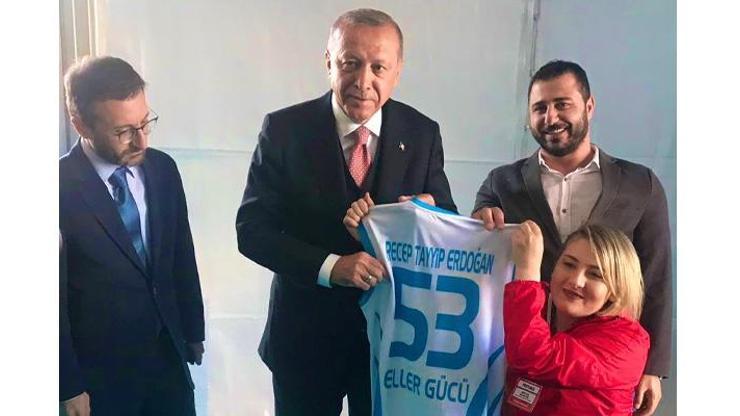 Cumhurbaşkanı Erdoğan miting öncesi milli sporcu ile buluştu