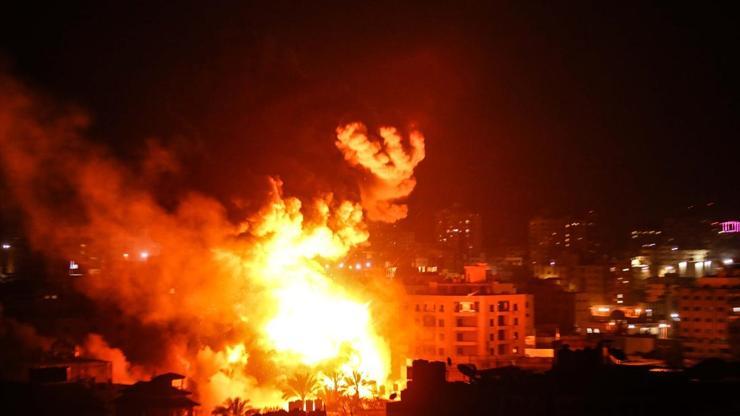 İşte İsrailin saldırdığı Gazzeden ilk görüntüler