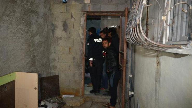 Eve tuvalet havalandırmasından giren 2 hırsız, yakalandı