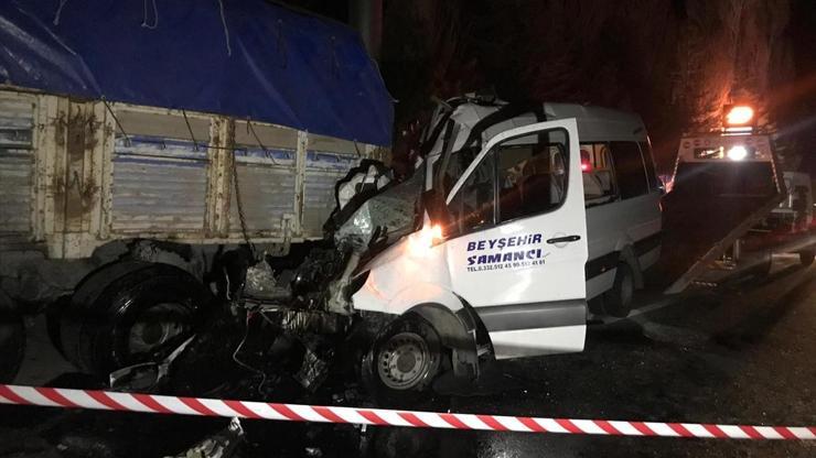 Konyada feci kaza... Yolcu minibüsü kamyona çarptı: 2 ölü, 13 yaralı