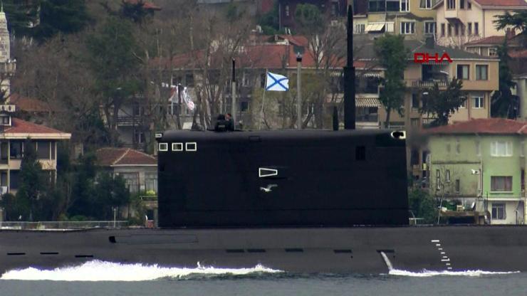 Rus denizaltısı İstanbul Boğazından geçti