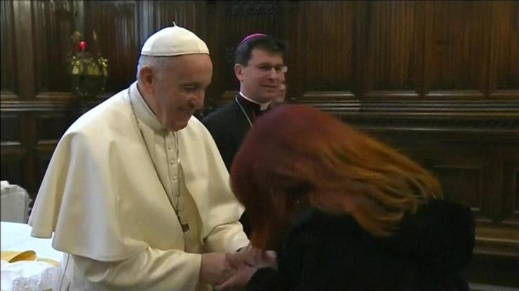 Papa elini öptürmekten kaçındı
