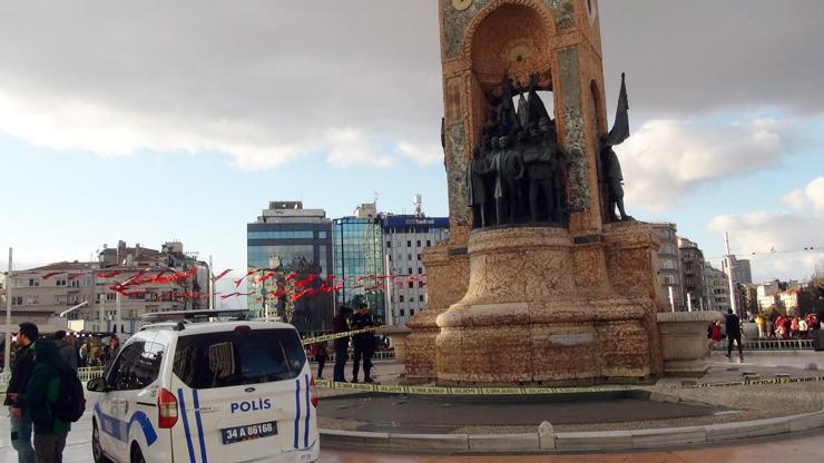 Taksim Anıtı’ndan mermer parçası düştü, Koreli turist yaralandı