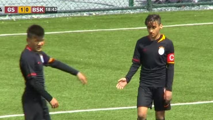 Galatasaray forması giyen Emirhan Kayardan örnek davranış