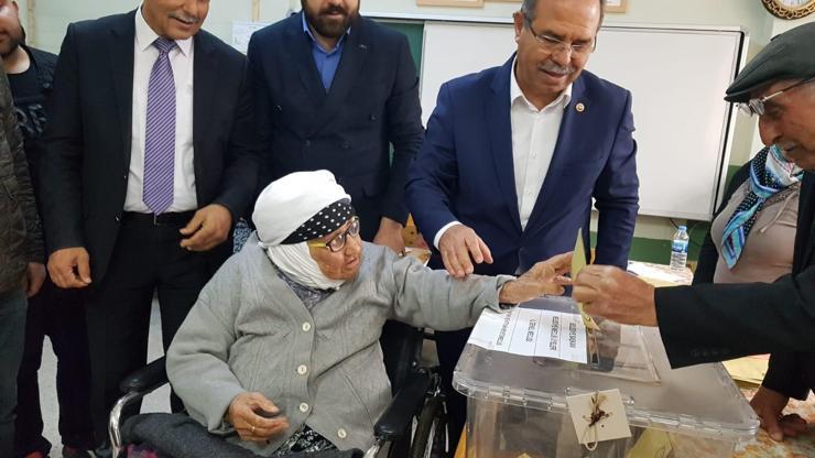 107 yaşındaki şehit annesi 80 yaşındaki oğluyla oy kullandı