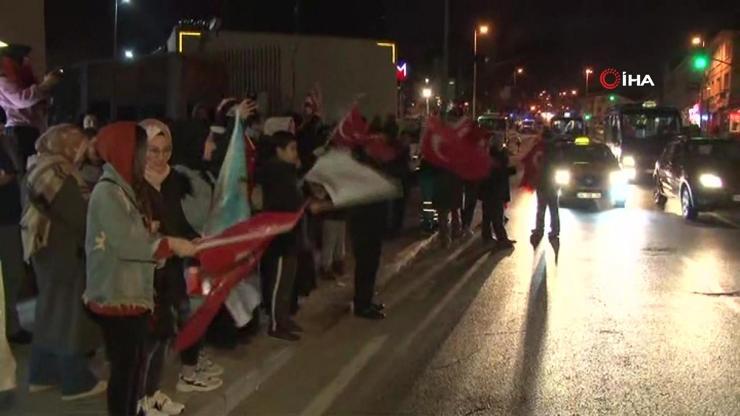 Vatandaşlar Cumhurbaşkanı Erdoğanın Kısıklıdaki evinin önünde toplanmaya başladı