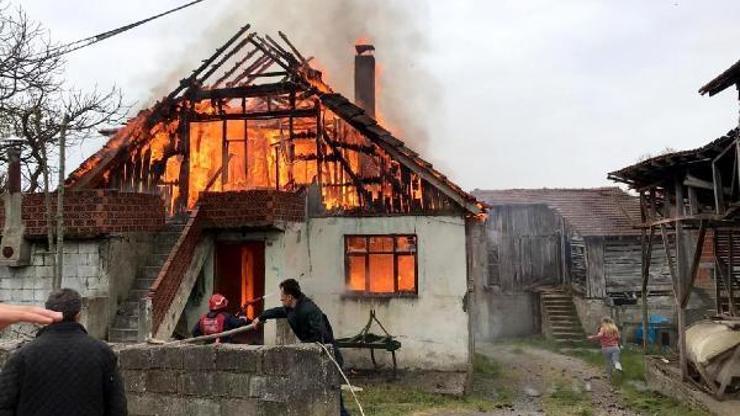 Yaşlı çiftin yaşadığı ev yandı