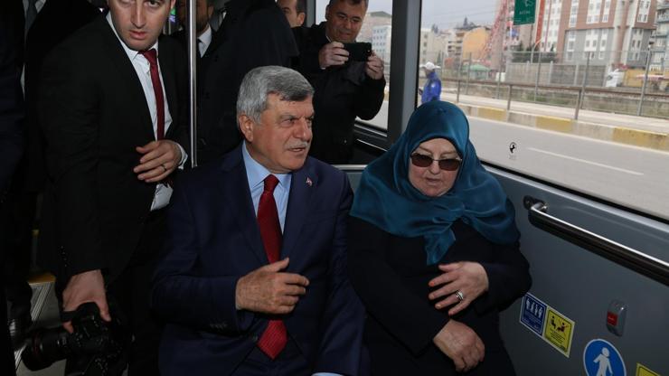 Başkanlığı devretti, evine gitmek için belediye otobüsüne bindi