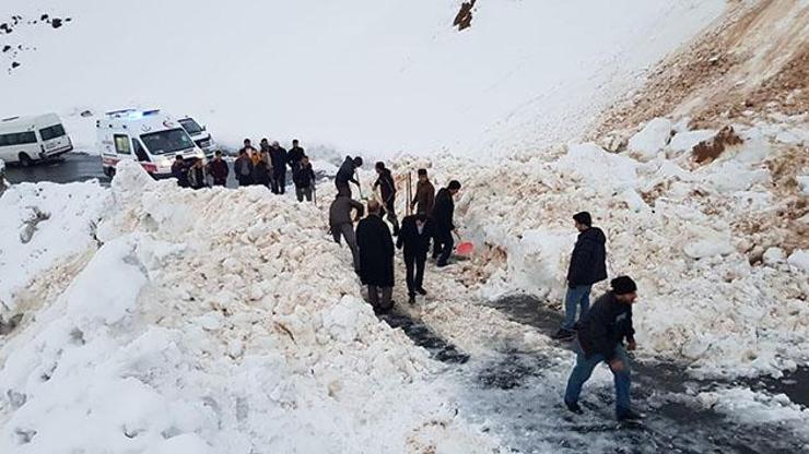 Hakkaride ambulansın önüne çığ düştü