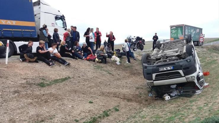 Ankarada gezi minibüsü devrildi: 11 yaralı