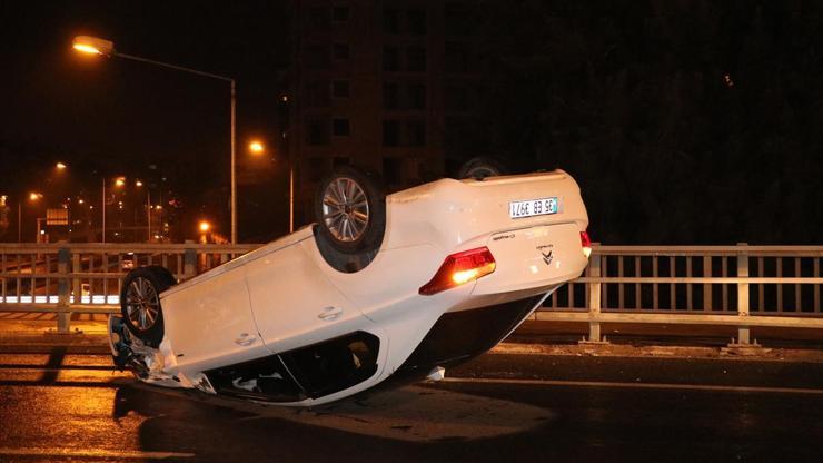 İzmirde kaza yapan sürücü otomobili bırakıp kaçtı