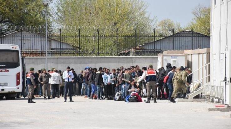 Bulgaristan göçmen akınına karşı Türkiye sınırına asker gönderdi Bulgaristan göçmen akınına karşı Türkiye sınırına asker gönderdi