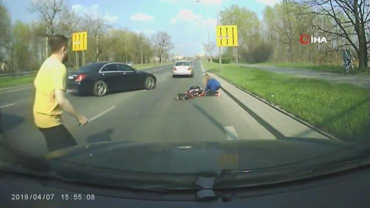 Geyik, motosiklet sürücüsünü yere serdi