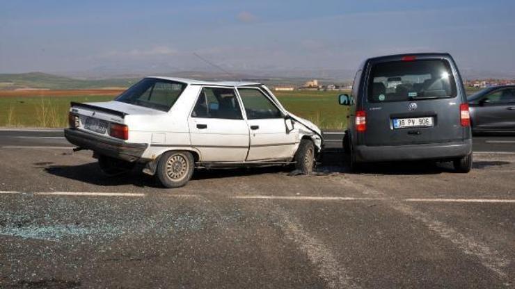 Kayseride otomobil hafif ticari araçla çarpıştı: 3 yaralı