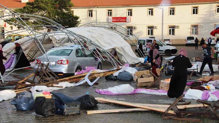 Şiddetli rüzgar kermes çadırını yıktı: Yaralılar var