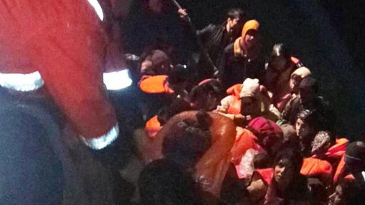Enezde botları batma tehlikesi geçiren 43 kaçak göçmen kurtarıldı