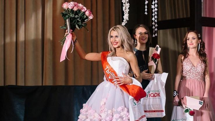 Rus papazın eşi güzellik yarışmasına katıldı, ülkede ortalık karıştı