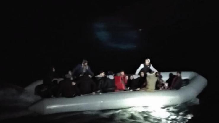 11i çocuk 34 kaçak göçmen lastik botta yakalandı