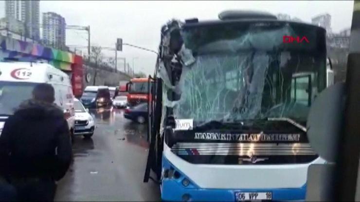 Son dakika... Ankarada belediye otobüsü temizleme aracına çarptı