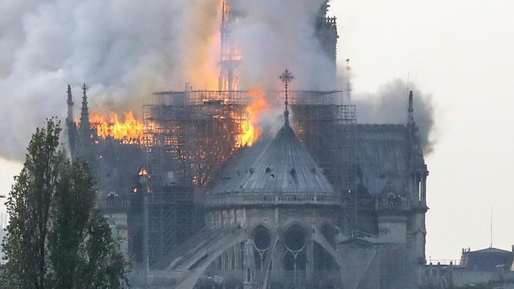 Notre Dame Katedralinde yangın çıktı